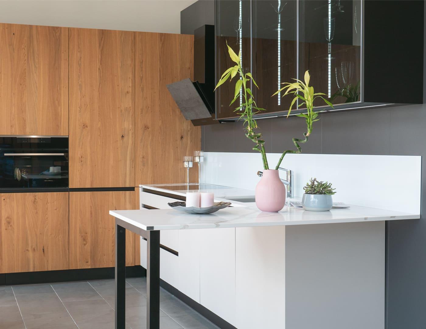 Kuchyňa Biela Lesk | Dyha Dub | Silestone Calacatta Gold