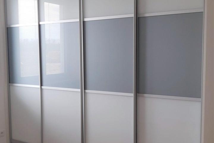 Built-in wardrobe / LACOBEL white - gray gloss | Bernolákovo