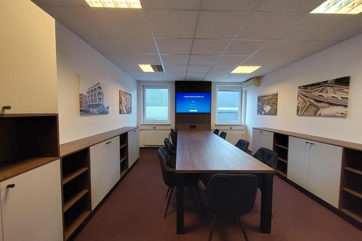Meeting room / Acrylic Kashmir Matt / Gladstone Oak Tobacco / TV slats | Bratislava