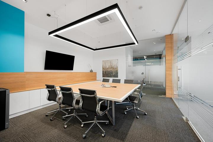 Meeting room / Acrylic white gloss / Robinia Branson | Bratislava