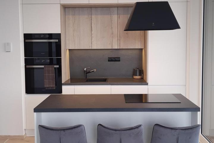 Kitchen unit with living room / White Matt / Halifax Oak White | Modern style / Bratislava - Discovery Residence