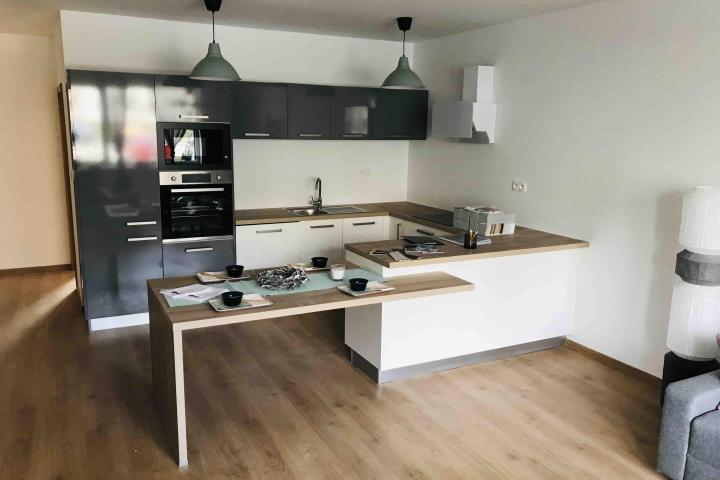 White glossy / gray glossy | Modern style / Trnava - Miko