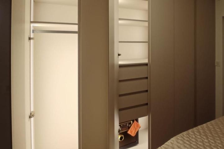 Built-in wardrobe / Acrylic Kashmir / LED lighting | Ivánka pri Dunaji
