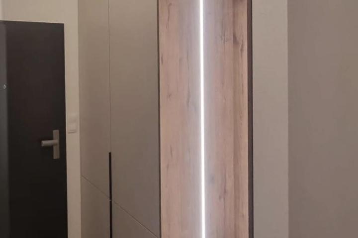 Custom-made hallway / Kashmir / Halifax Tobacco Oak | Bernolákovo